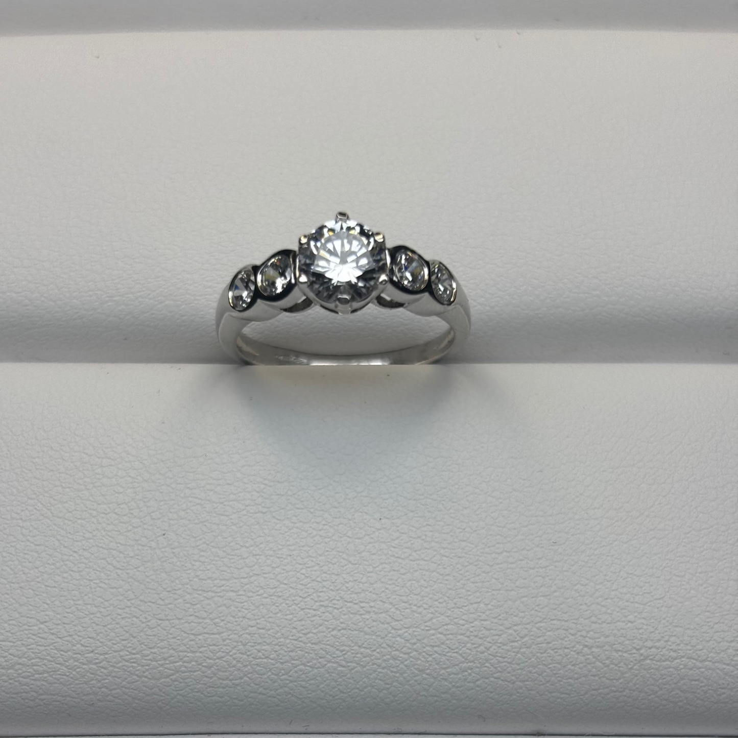 9ct White Dress Ring Div35