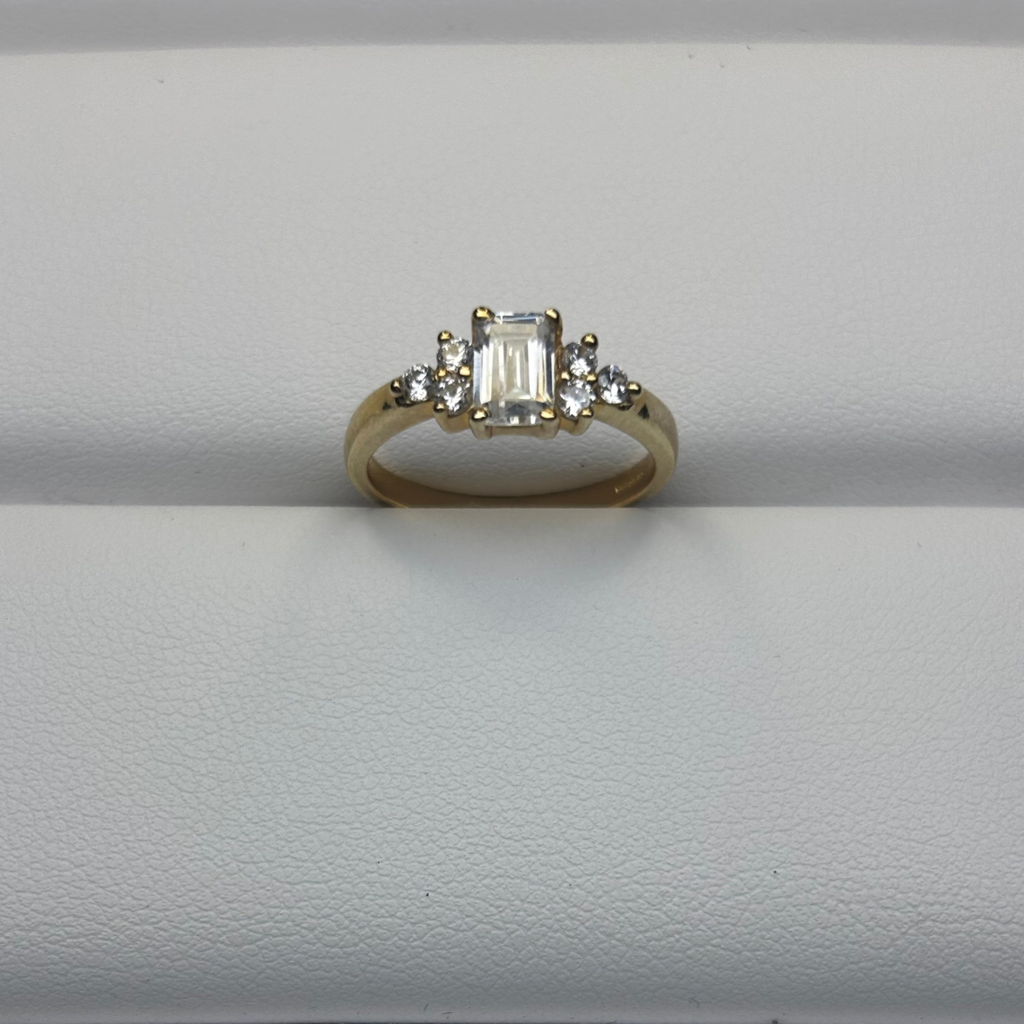 9ct Yellow Dress Ring Div18