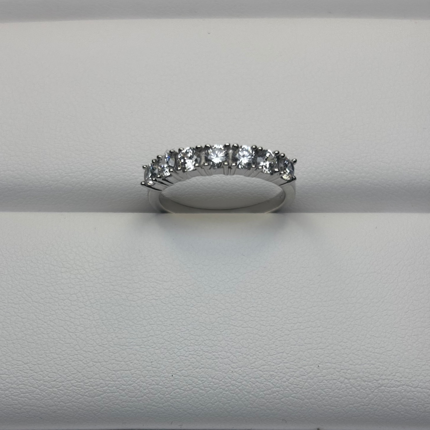 9ct White Dress Ring Div8