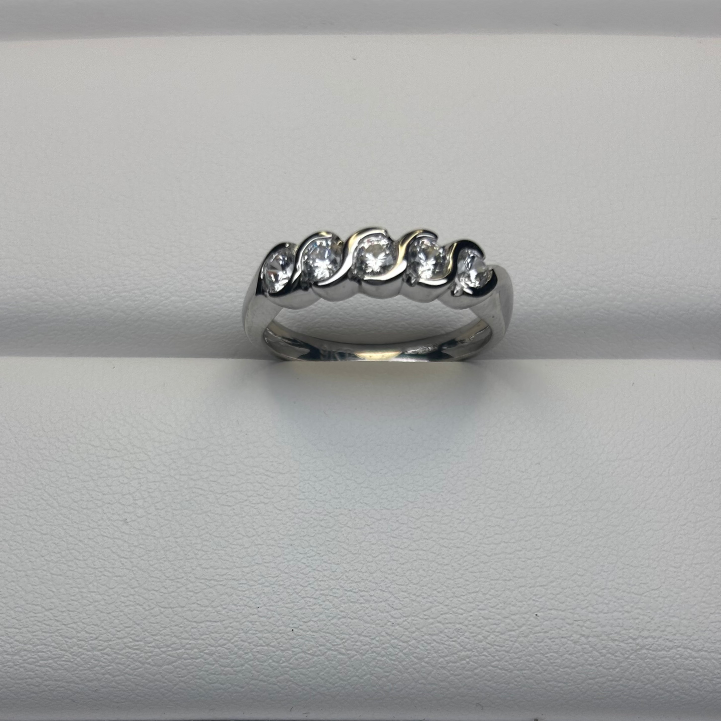 9ct White Dress Ring Div002