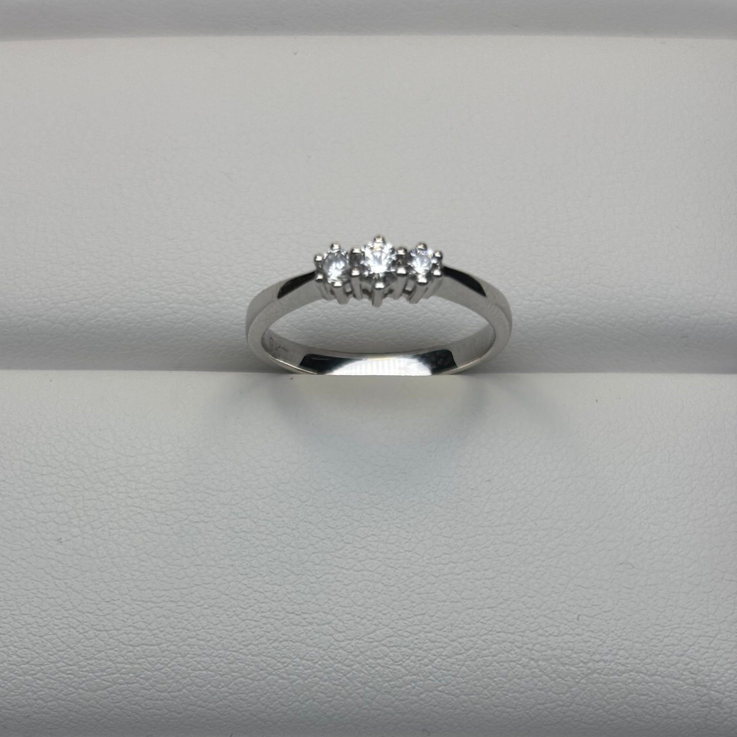 9ct White Dress Ring Div201